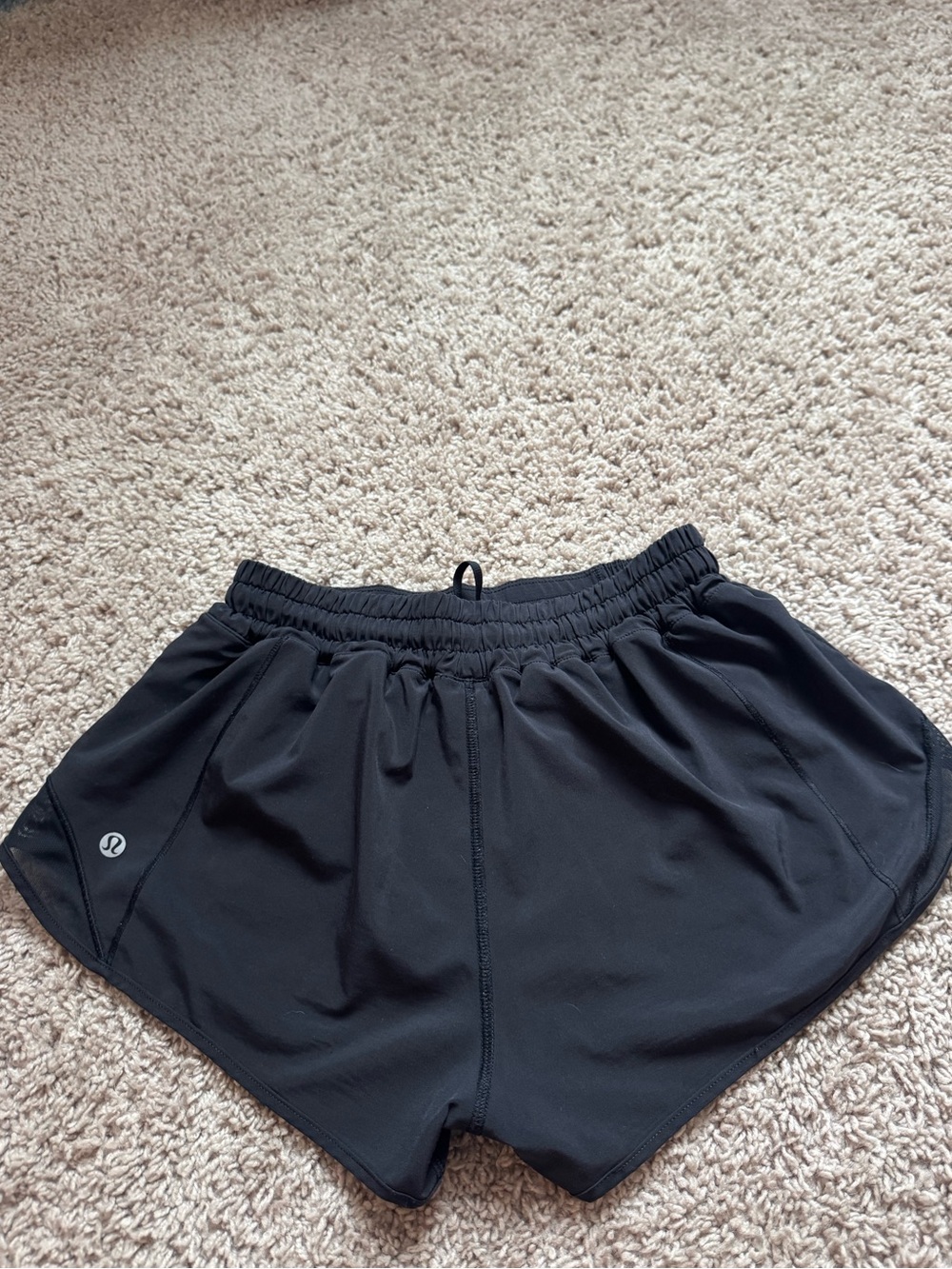 lululemon Hotty Hot Low-Rise 2.5 inch Shorts | Size 6 - Picture 3 of 5